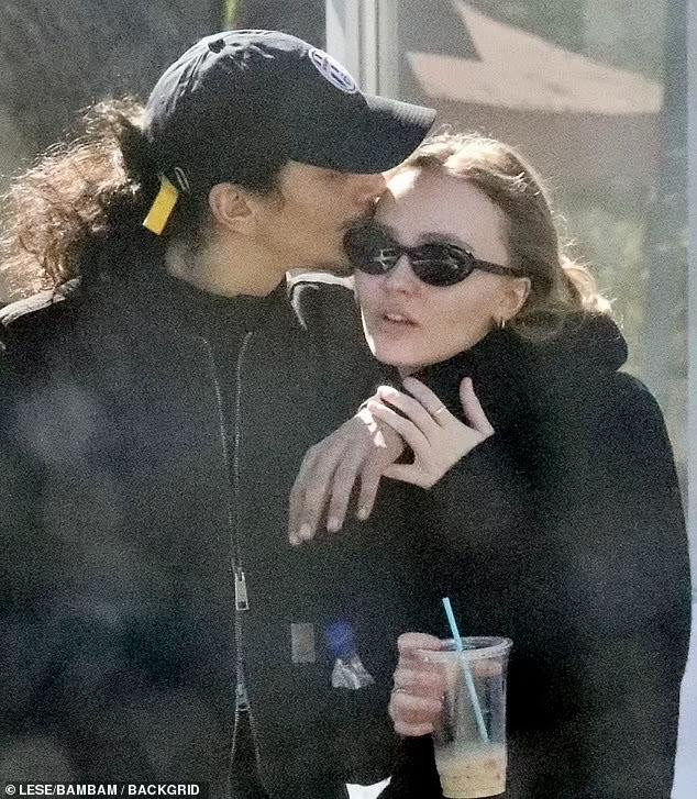 Bạn trai hiện tại của Lily-Rose Depp là rapper Yassine Stein, sinh năm 1995. Anh âu yếm hôn lên thái dương của bạn gái trên phố.