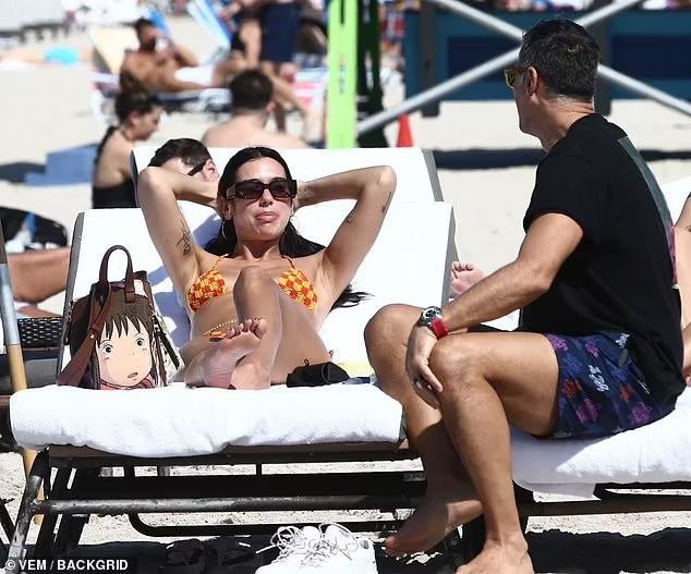 Đen tình nhưng dường như nữ ca sĩ người Anh lại đỏ sự nghiệp. Cô vừa thông báo sắp thực hiện tour lưu diễn vòng quanh thế giới sau 2 năm trì hoãn vì đại dịch.