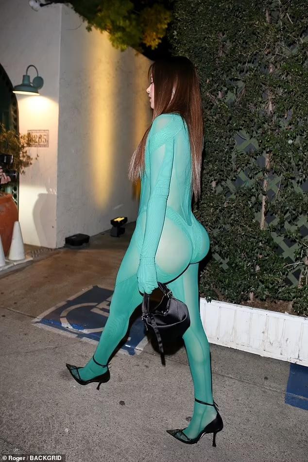 ... nhất là phô vòng 3 phản cảm kém duyên.