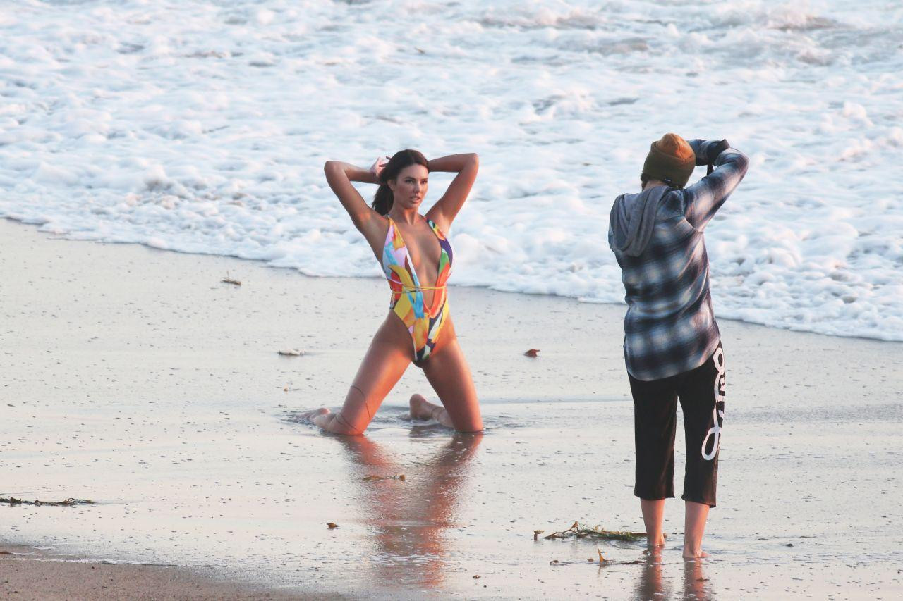 Chân dài sinh năm 1989 thả dáng đẹp như tạc tượng trước ống kính của nhiếp ảnh gia.