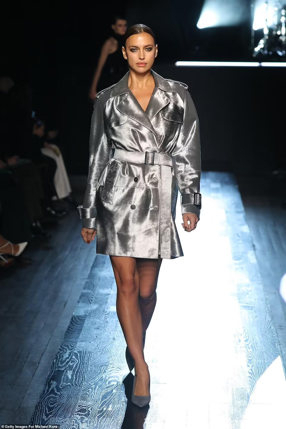 Siêu mẫu nước Nga Irina Shayk cũng sải bước trong show diễn.