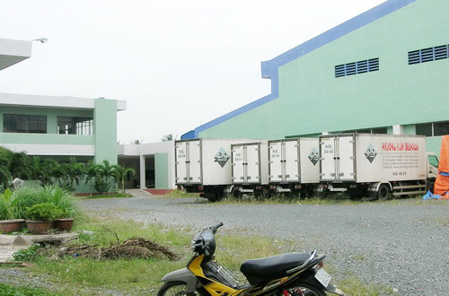 Theo ông Trần Vũ Huy (Giám đốc Công ty Bách Nam), theo hợp đồng xây dựng dinh thự thì Công ty Phương Nam còn nợ Công ty Bách Nam trên 3,2 tỷ đồng nhưng ông Huy không biết đòi ai vì nhiều lần liên lạc với lãnh đạo Công ty Phương Nam (sau tái cơ cấu) để xin xác nhận nợ mà không thấy hồi âm