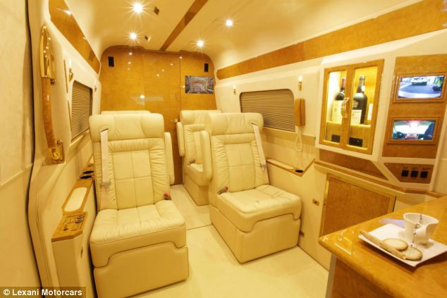 Nội thất siêu sang với những chiếc ghế được làm thủ công, sàn lót bằng da lột