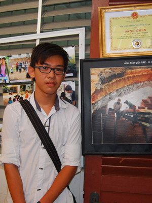 Nhiếp ảnh gia nhí Nguyễn Hoàng Tuấn bên tác phẩm đoạt giải FIAP và bằng khen của Hội Nghệ sĩ nhiếp ảnh Việt Nam. Nhiếp ảnh gia nhí Nguyễn Hoàng Tuấn bên tác phẩm đoạt giải FIAP và bằng khen của Hội Nghệ sĩ nhiếp ảnh Việt Nam