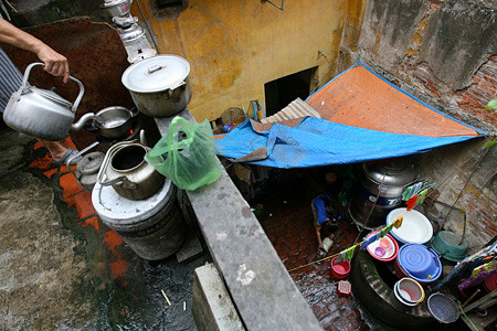 Nằm trong khu nhà cổ, nhiều người cho rằng giếng được đào từ khi xây nhà. Sân giếng nay vẫn còn là nơi sinh hoạt chung của số nhà 38