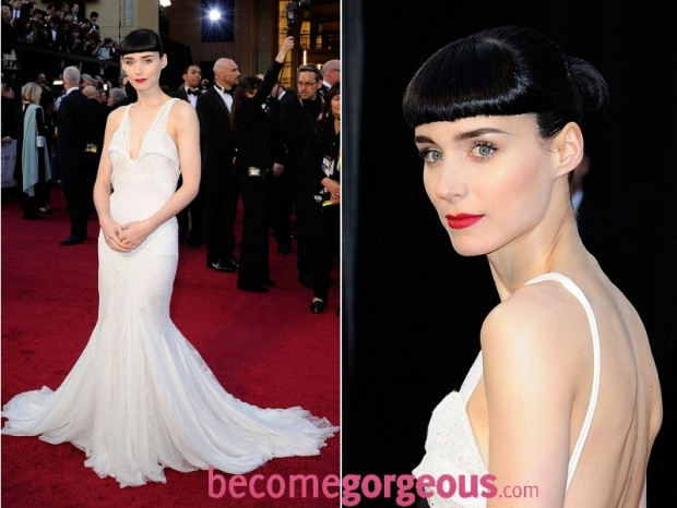 Milla Jovovich tham dự Oscar năm nay với chiếc đầm trắng lộng lẫy, quyến rũ lệch vai của Elie Saab Natalie Portman ấn tượng trong chiếc đầm đỏ chấm bi, mang phong cách cổ điển của Dior Couture. Gwyneth Paltrow đem đến một ấn tượng lạ trong lễ trao giải Oscar năm 2012, bộ đầm và chiếc áo choàng dài tới gót, màu trắng của Tom Ford. Nữ diên viên Sandra Bullock trong thiết kế của Marchesa sự hòa quyện tinh tế của hai màu đen và trắng. Sự tinh tế trên mảng thêu họa tiết tinh sảo là điểm nhấn cho chiếc đầm quyến rũ này. Emma Stone bồng bềnh quyến rũ trong chiếc đầm dài màu hồng đỏ của Giambattista Valli. Vẻ kín đáo Rooney Mara gợi cảm trong chiếc đầm trắng tinh khôi của Couture Givenchy, gợi cảm với đường khoét sâu trước ngực, và chân váy xòe mềm mại. Cameron Diaz duyên dáng trên thảm đỏ lễ trao giải Oscar năm 2012, trong một chiếc đầm Gucci tuyệt đẹp. Penelope Cruz quyến rũ trong chiếc đầm trễ vai của Armani. Nét đẹp sang trọng mang hơi hướng của vẻ cổ điển. Milla Jovovich tham dự Oscar năm nay với chiếc đầm trắng lộng lẫy, quyến rũ lệch vai của Elie Saab Natalie Portman ấn tượng trong chiếc đầm đỏ chấm bi, mang phong cách cổ điển của Dior Couture. Gwyneth Paltrow đem đến một ấn tượng lạ trong lễ trao giải Oscar năm 2012, bộ đầm và chiếc áo choàng dài tới gót, màu trắng của Tom Ford. Nữ diên viên Sandra Bullock trong thiết kế của Marchesa sự hòa quyện tinh tế của hai màu đen và trắng. Sự tinh tế trên mảng thêu họa tiết tinh sảo là điểm nhấn cho chiếc đầm quyến rũ này. Emma Stone bồng bềnh quyến rũ trong chiếc đầm dài màu hồng đỏ của Giambattista Valli. Vẻ kín đáo Rooney Mara gợi cảm trong chiếc đầm trắng tinh khôi của Couture Givenchy, gợi cảm với đường khoét sâu trước ngực, và chân váy xòe mềm mại. Cameron Diaz duyên dáng trên thảm đỏ lễ trao giải Oscar năm 2012, trong một chiếc đầm Gucci tuyệt đẹp. Penelope Cruz quyến rũ trong chiếc đầm trễ vai của Armani. Nét đẹp sang trọng mang hơi hướng của vẻ cổ điển.