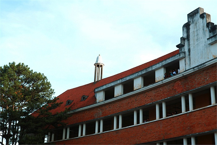 Đến với Lycée Yersin, bạn chẳng quá khó khăn để nhận thấy vẻ đẹp tinh tế kết hợp hoàn hảo hai phong cách kiến trúc Á và Âu