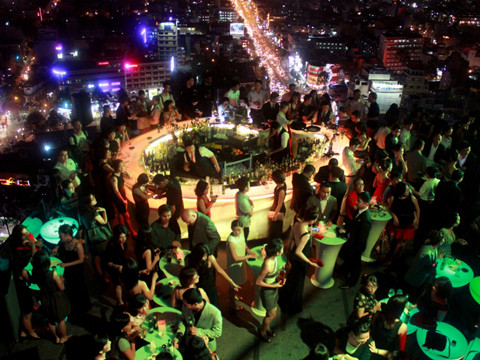 Quang cảnh ấn tượng của event trên tầng của Chill Sky Bar