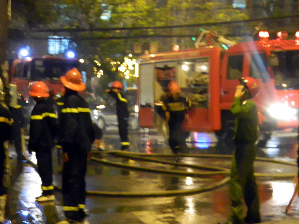 Hàng chục chiến sỹ và các phương tiện PCCC có mặt tại hiện trường