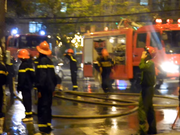 Hàng chục chiến sỹ và các phương tiện PCCC có mặt tại hiện trường