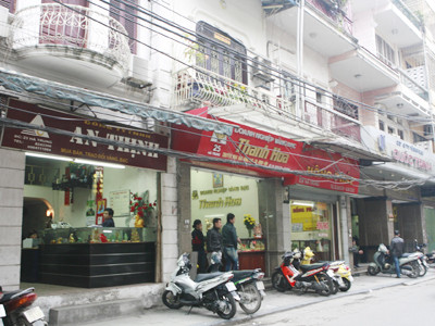 Thị trường USD chợ đen phố Hà Trung (Hà Nội) đóng cửa, trong khi người dân vào ngân hàng cũng không thể mua USD Ảnh: Hồng Vĩnh