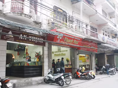 Thị trường USD chợ đen phố Hà Trung (Hà Nội) đóng cửa, trong khi người dân vào ngân hàng cũng không thể mua USD Ảnh: Hồng Vĩnh