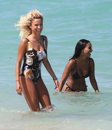 Bỏng mắt với thân hình đồng hồ cát của tình cũ Balotelli ảnh 3