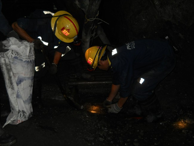Công nhân công ty TNHH vàng Phước Sơn khai thác quặng vàng trong hầm lò