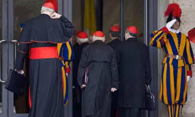 Các hồng y tụ họp tại Vatican để chuẩn bị bầu giáo hoàng thứ 226. Ảnh: EPA