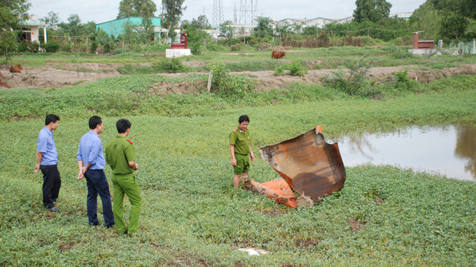 Vỏ bình hơi bị xé toạc văng ra ruộng rau muốn phía sau