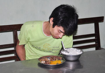 Bữa cơm đầu tiên sau khi bị bắt của Lê Văn Luyện. Ảnh: Pháp luật TP.HCM