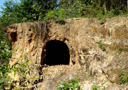 Một hầm mộ từng cất giấu nhiều báu vật lộ ra khỏi vách núi