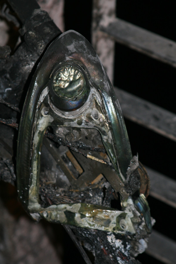 Chiếc xe còn trơ khung sắt sau khi bị cháy. Đến gần 6 giờ, lực lượng chức năng mới dập tắt được lửa, chiếc xe chỉ còn lại khung sắt.