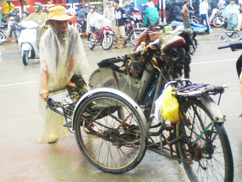 Một trong những người chạy xích lô cuối cùng của Sài Gòn đang hành nghề trong mưa