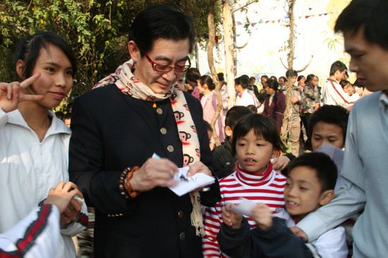 "Tôn Ngộ Không" kí tặng các "fan" nhí.