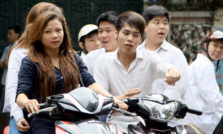 Nhiều học sinh không đội mũ bảo hiểm khi điều khiển xe máy