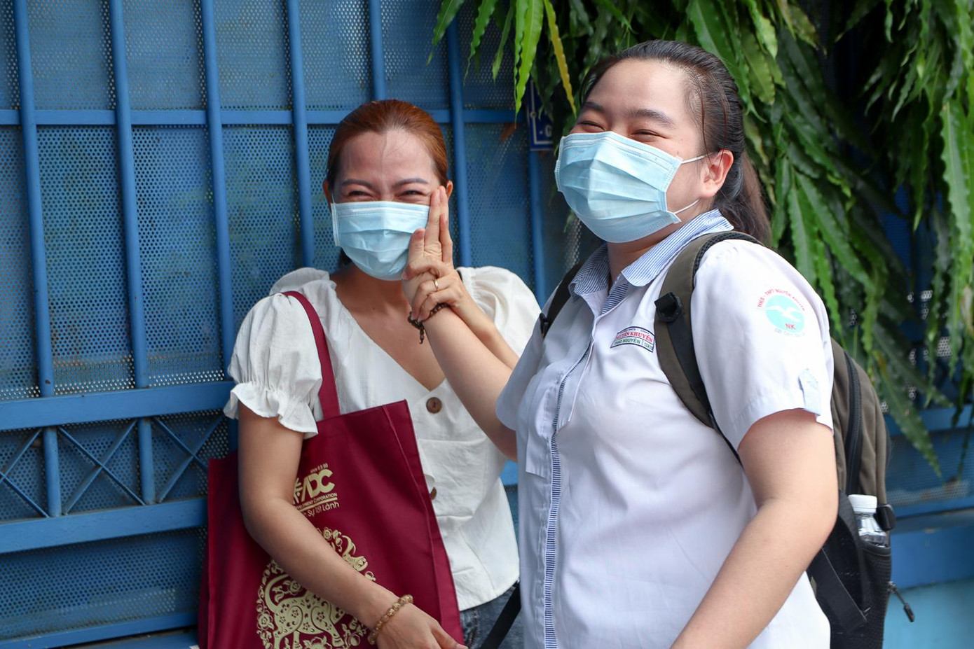 Không chỉ thí sinh, phụ huynh cũng vui mừng vì kỳ thi đợt 1 cũng kết thúc - Ảnh: Viên Vy Không chỉ thí sinh, phụ huynh cũng vui mừng vì kỳ thi đợt 1 cũng kết thúc - Ảnh: Viên Vy