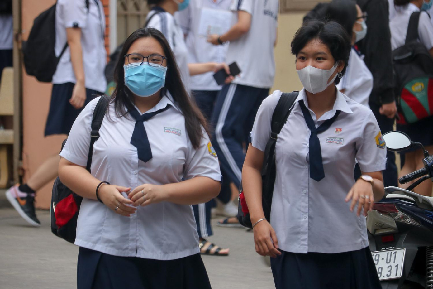 Gần 1 triệu sĩ tử trên khắp cả nước đã hoàn thành kỳ thi tốt nghiệp THPT 2021 đợt 1. Gần 1 triệu sĩ tử trên khắp cả nước đã hoàn thành kỳ thi tốt nghiệp THPT 2021 đợt 1.