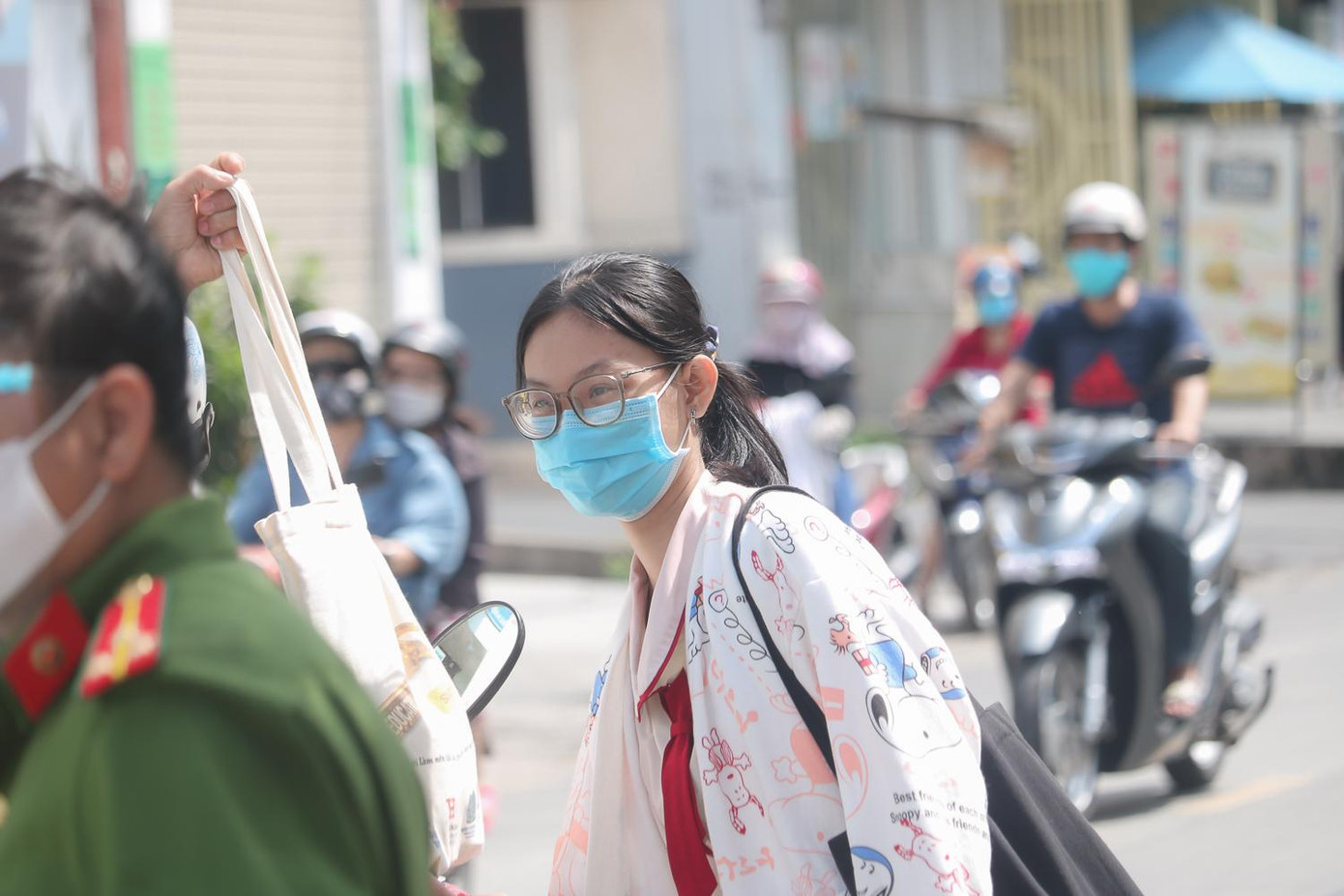 Đa số các thí sinh được hỏi đều cảm thấy hài lòng sau khi hoàn thành bài thi đầu tiên kì thi tốt nghiệp THPT 2021 - Ảnh: Viên Vy Đa số các thí sinh được hỏi đều cảm thấy hài lòng sau khi hoàn thành bài thi đầu tiên kì thi tốt nghiệp THPT 2021 - Ảnh: Viên Vy