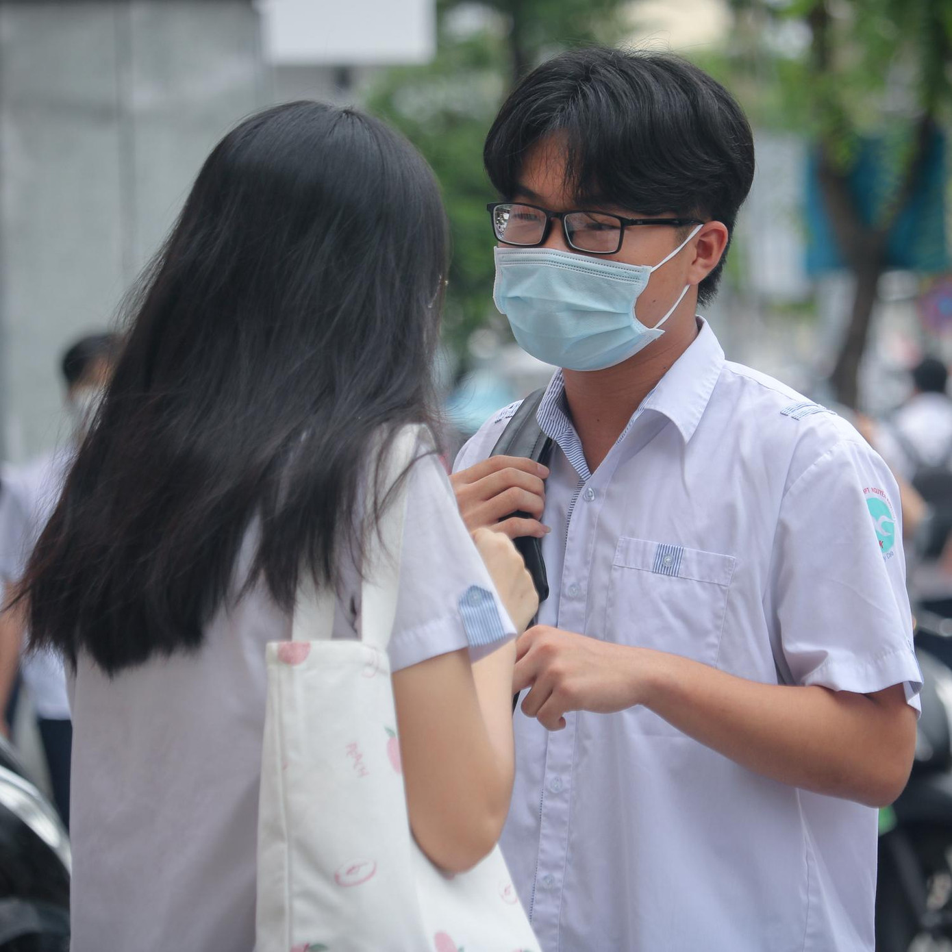 Thí sinh tranh thủ trao đổi ngắn trong khi chờ phụ huynh đón - Ảnh: Viên Vy Thí sinh tranh thủ trao đổi ngắn trong khi chờ phụ huynh đón - Ảnh: Viên Vy