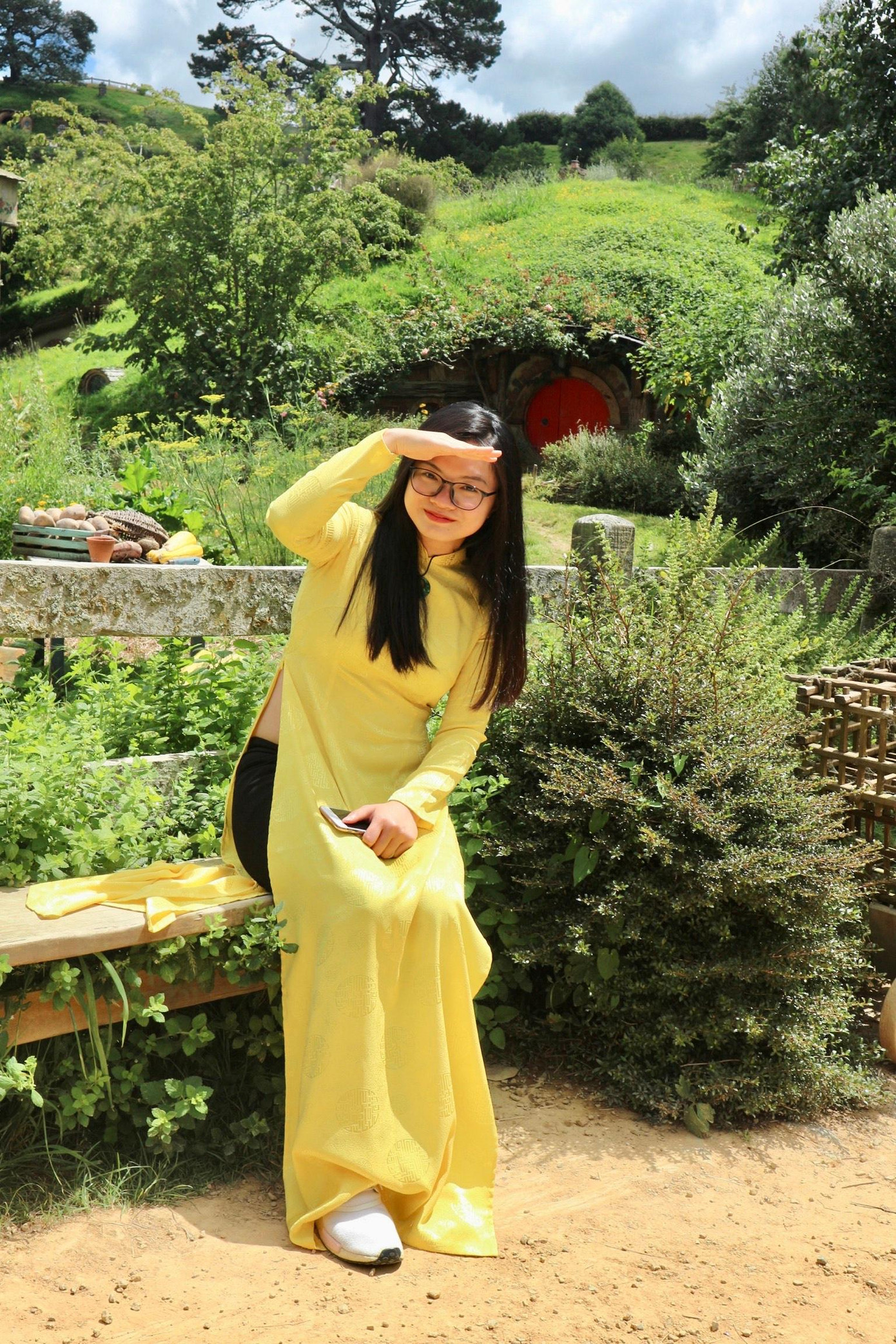 Thật may mắn là New Zealand đã kiểm soát dịch COVID-19 rất tốt. Mình đã được dịp đi thăm làng người lùn Hobbit vào mùng 2 Tết Âm lịch năm nay. Đây là nơi quay bộ phim nổi tiếng “Chúa tể những chiếc nhẫn” và "The Hobbit". Thật may mắn là New Zealand đã kiểm soát dịch COVID-19 rất tốt. Mình đã được dịp đi thăm làng người lùn Hobbit vào mùng 2 Tết Âm lịch năm nay. Đây là nơi quay bộ phim nổi tiếng “Chúa tể những chiếc nhẫn” và "The Hobbit".