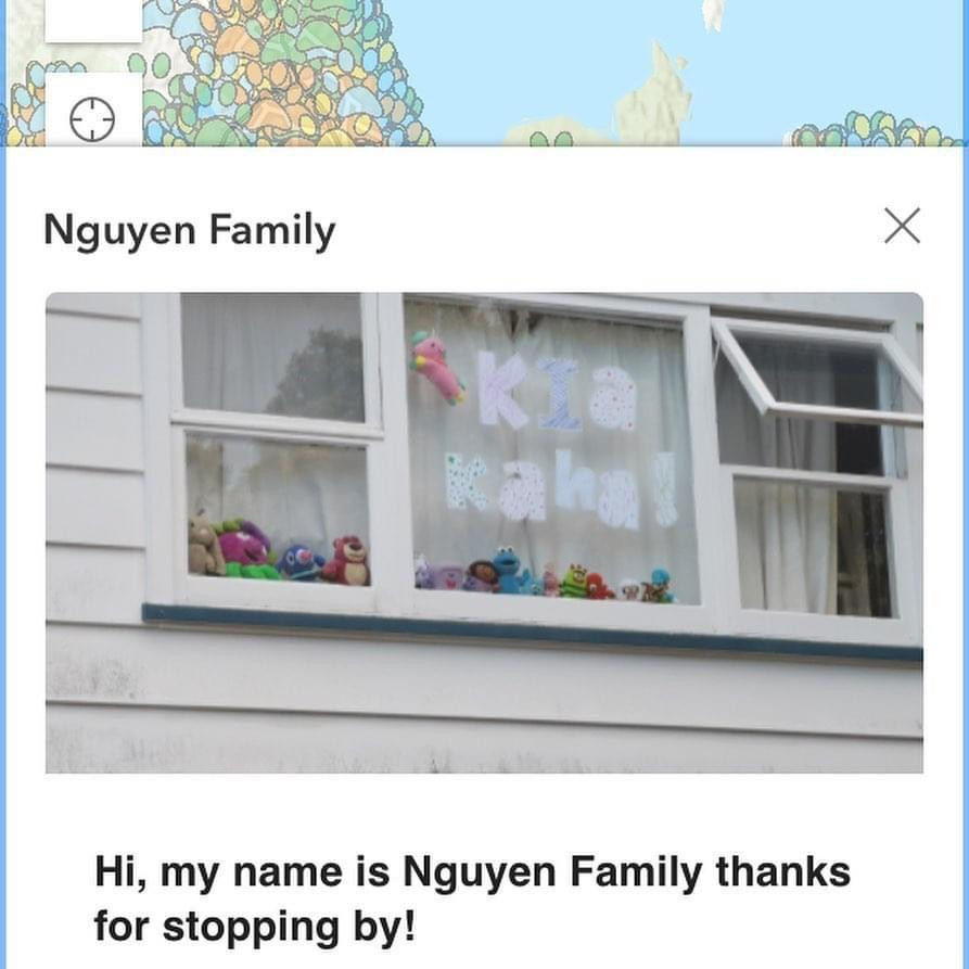 Cửa sổ một gia đình tham gia trò chơi “Săn gấu bông”. Kia Kaha nghĩa là “Hãy kiên cường” trong tiếng Maori - Nguồn: Facebook NZ Bear Hunt Cửa sổ một gia đình tham gia trò chơi “Săn gấu bông”. Kia Kaha nghĩa là “Hãy kiên cường” trong tiếng Maori - Nguồn: Facebook NZ Bear Hunt