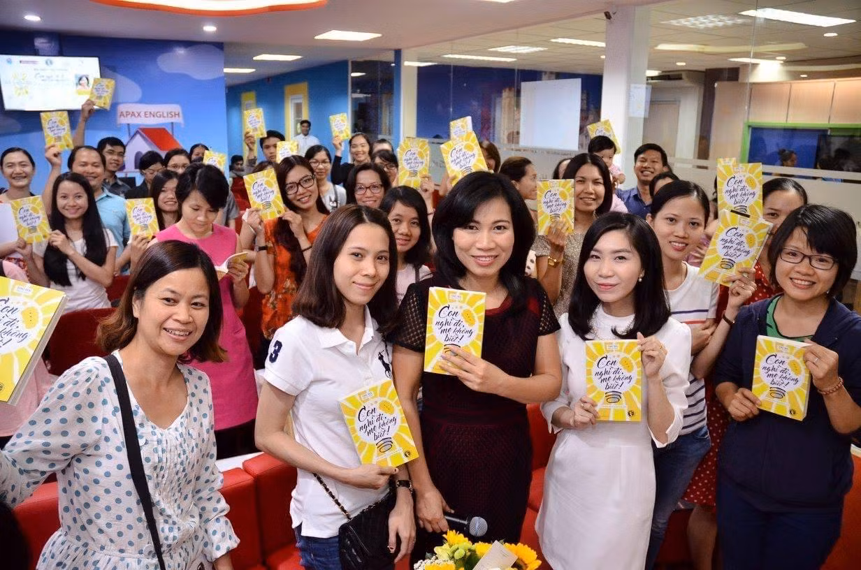 Buổi ra mắt sách của chị Thu Hà (váy đen đứng giữa) do chị Châu thực hiện.