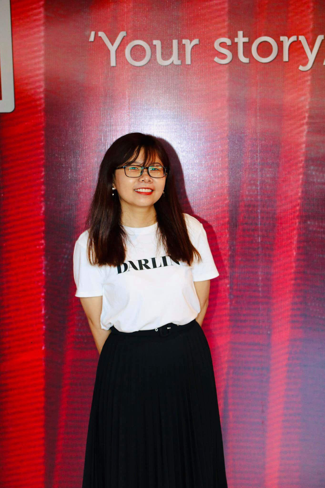 Trong Hometown Cha Cha phiên bản nhà Hoa, tớ chính là nhân vật chủ quán gỏi Hwa Jeong: Bề ngoài là một bánh bèo chính hiệu nhưng vẫn “lực điền” thâu tóm hết mọi sự kiện lớn nhỏ ở "làng" Hoa, keke. Trong Hometown Cha Cha phiên bản nhà Hoa, tớ chính là nhân vật chủ quán gỏi Hwa Jeong: Bề ngoài là một bánh bèo chính hiệu nhưng vẫn “lực điền” thâu tóm hết mọi sự kiện lớn nhỏ ở "làng" Hoa, keke.