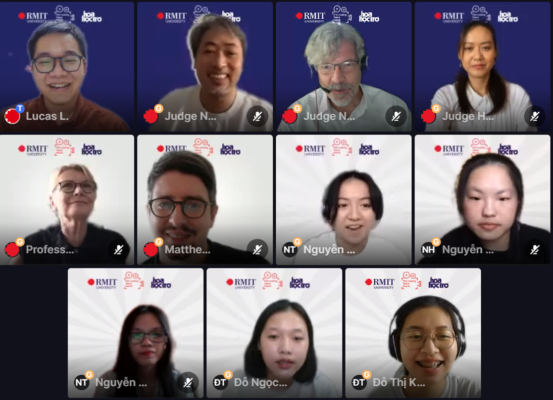 Đội OLDTOWNGIRLZ chụp ảnh cùng dàn BGK.