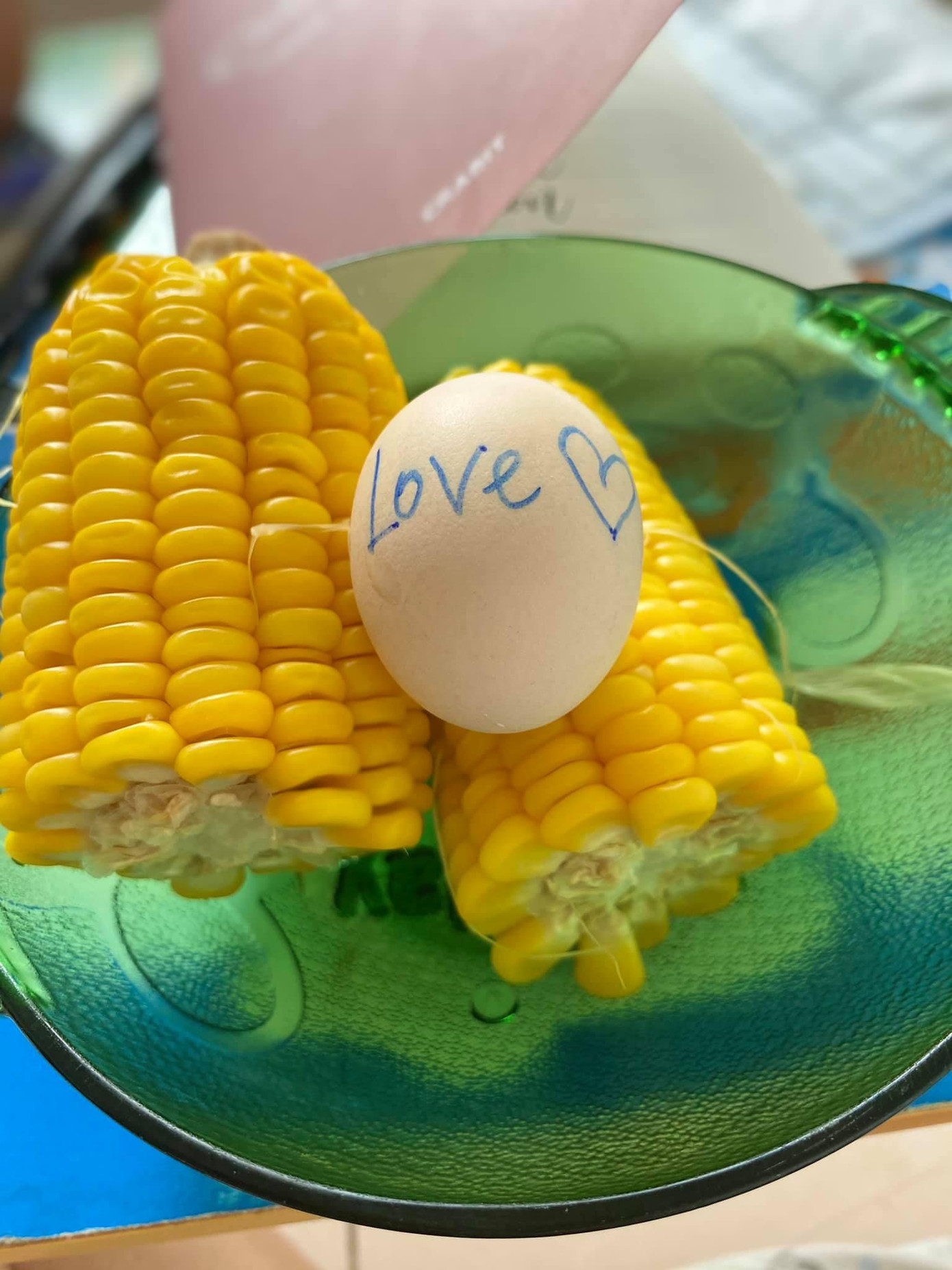 Bữa sáng vừa chất lượng vừa ấm lòng của Vy được tiếp tế từ ba mẹ - Ảnh: NVCC