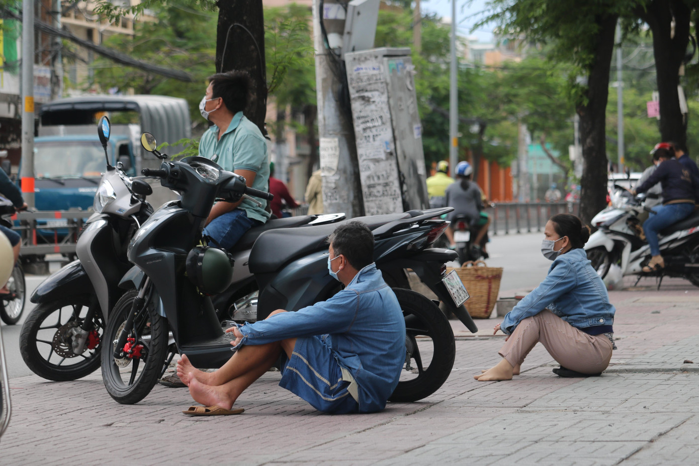 Nhiều phụ huynh do nhà xa nên đành nán lại khu vực gần cổng trường chờ con - Ảnh: Ngọc Long Nhiều phụ huynh do nhà xa nên đành nán lại khu vực gần cổng trường chờ con - Ảnh: Ngọc Long