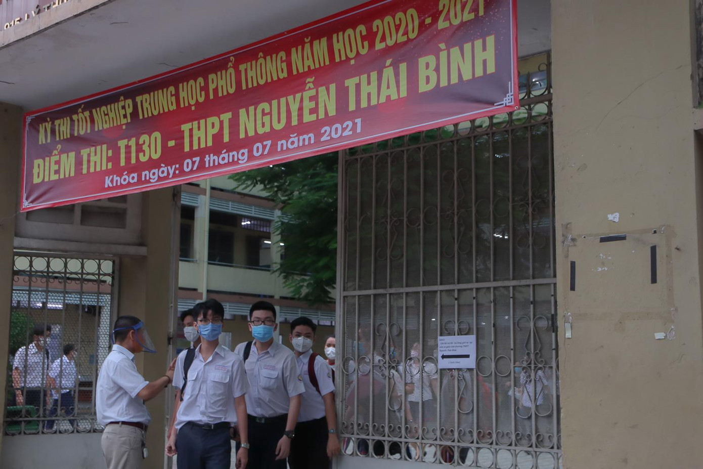 Các thí sinh đầu tiên rời khởi điềm thi THPT Nguyễn Thái Bình - Ảnh: Ngọc Long Các thí sinh đầu tiên rời khởi điềm thi THPT Nguyễn Thái Bình - Ảnh: Ngọc Long