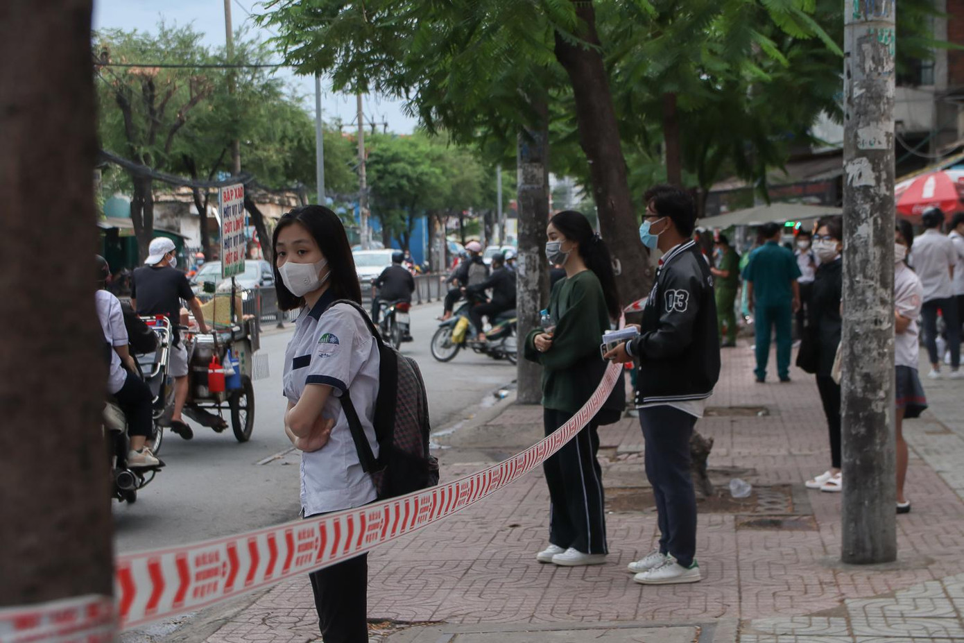 Thí sinh đứng giãn cách chờ phụ huynh - Ảnh: Ngọc Long Thí sinh đứng giãn cách chờ phụ huynh - Ảnh: Ngọc Long
