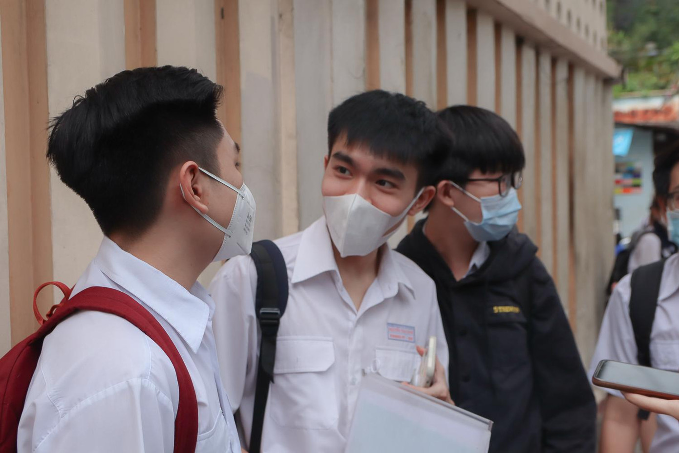 Nhiều thí sinh tranh thu kiểm tra đáp án trong lúc chờ phụ huynh đến rước - Ảnh: Viên Vy Nhiều thí sinh tranh thu kiểm tra đáp án trong lúc chờ phụ huynh đến rước - Ảnh: Viên Vy