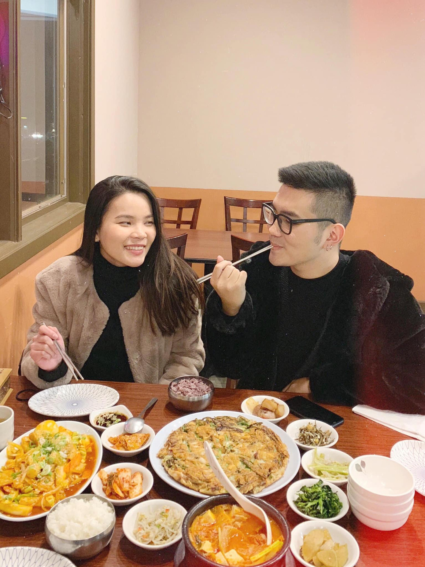 Sau hôm làm chung, tớ mừng húm vì biết chị Hằng cũng từng là cây viết kỳ cựu của nhà Hoa.