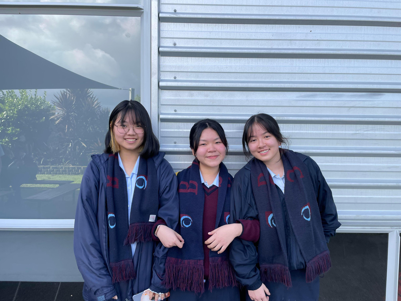 Tác giả Nguyễn Mai Anh (giữa)