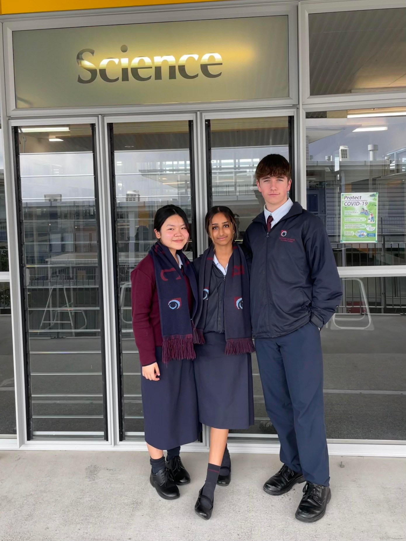 Tác giả Nguyễn Mai Anh (trái)