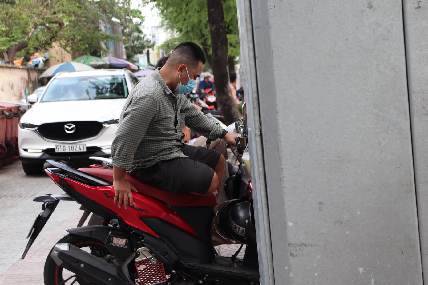 Hình ảnh phụ huynh TP.HCM chờ con thi tốt nghiệp THPT 2021 phảng phất lo âu hơn so với các năm trước - Ảnh: Ngọc Long Hình ảnh phụ huynh TP.HCM chờ con thi tốt nghiệp THPT 2021 phảng phất lo âu hơn so với các năm trước - Ảnh: Ngọc Long