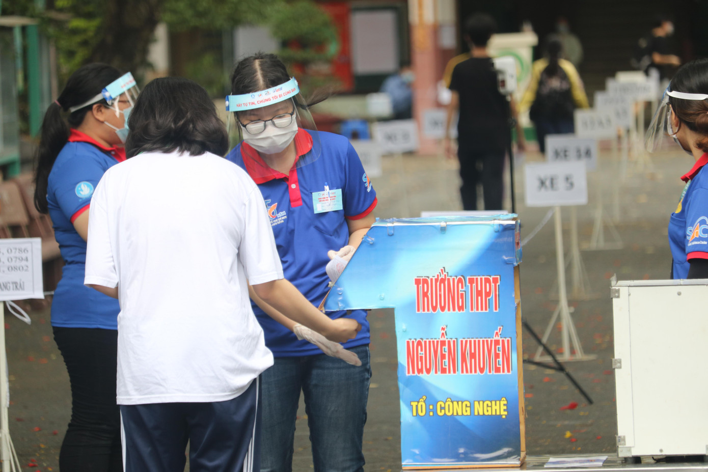 Điểm thi THPT Nguyễn Khuyến (Quận 10, TP.HCM) tự trang bị máy sát khuẩn tự động - Ảnh: Viên Vy