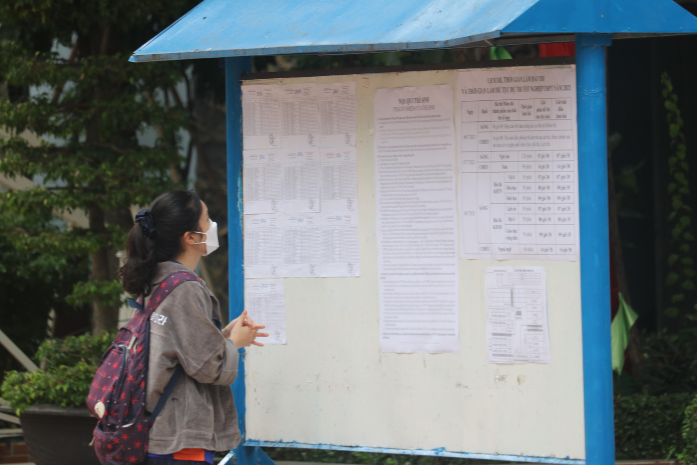 Thí sinh đến sớm xem lại lịch thi và thông báo trước khi bước vào phòng thi - Ảnh Ngọc Long