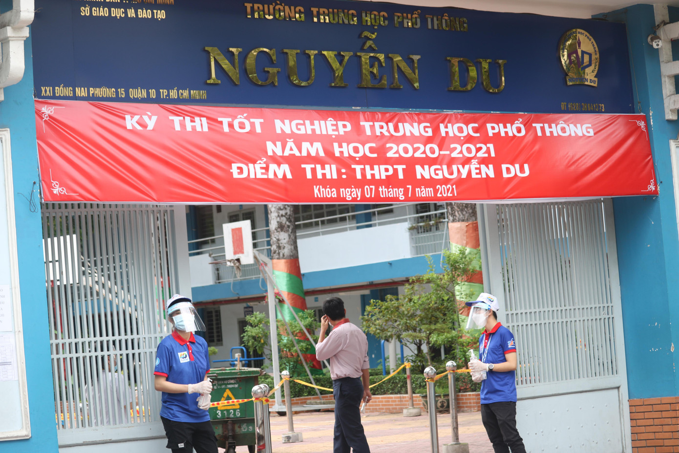 Công tác chống dịch được chuẩn bị từ sớm tại THPT Nguyễn Du (Quận 10, TP.HCM) để đón các &quot;sĩ tử&quot; 2003 - Ảnh: Ngọc Long