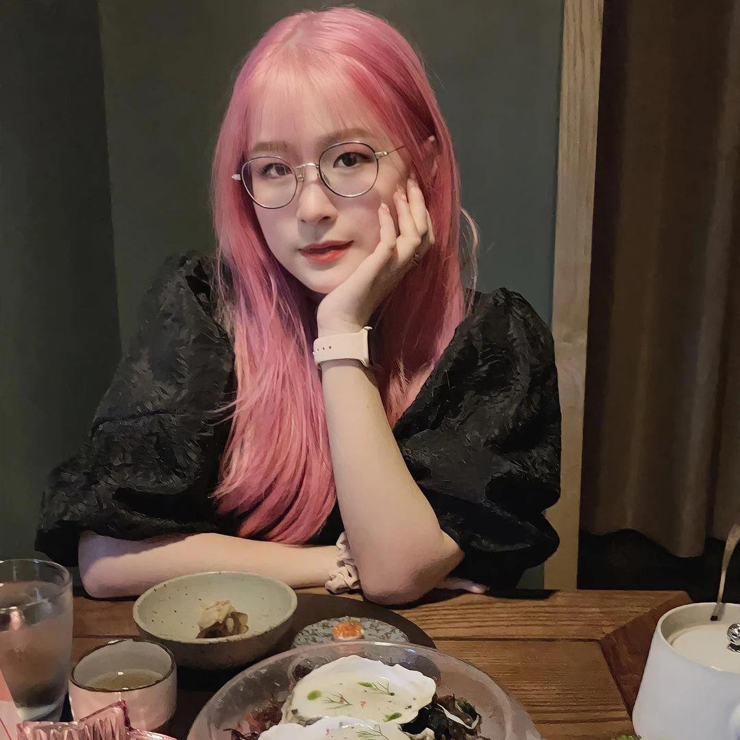 Tiktoker Chao là một trong những sĩ tử 2K3 "về đích" sớm khi xuất sắc giành được học bổng khủng tại Mỹ và trở thành tân sinh viên của ĐH New York.