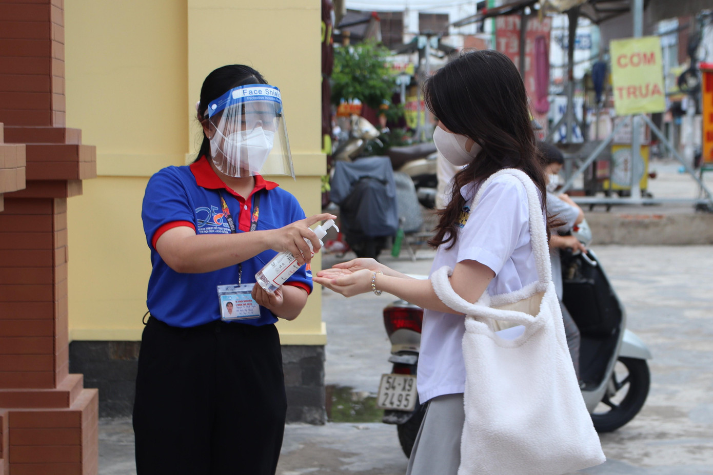 Lực lượng tình nguyện viên túc trực suốt ngày thi để hỗ trợ thí sinh trong kì thi diễn ra mùa dịch. Được biết, mỗi điểm thi chỉ có tối đa 5 tình nguyện viên và được phân công nhiệm vụ rõ ràng - Ảnh: Ngọc Long Lực lượng tình nguyện viên túc trực suốt ngày thi để hỗ trợ thí sinh trong kì thi diễn ra mùa dịch. Được biết, mỗi điểm thi chỉ có tối đa 5 tình nguyện viên và được phân công nhiệm vụ rõ ràng - Ảnh: Ngọc Long