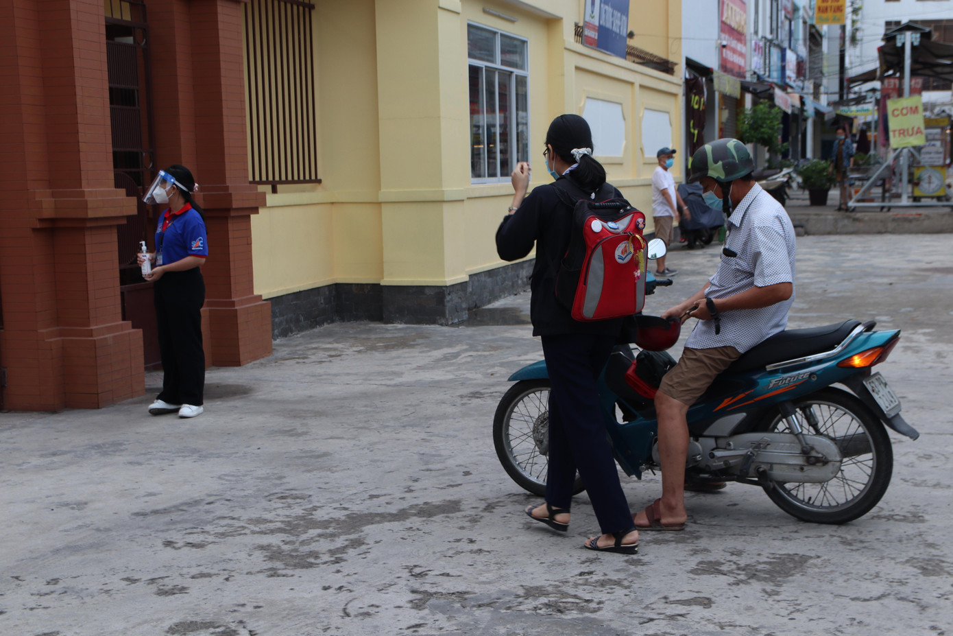 Phụ huynh thương con cố gắng đậu sát cổng trường nhất - Ảnh: Viên Vy Phụ huynh thương con cố gắng đậu sát cổng trường nhất - Ảnh: Viên Vy